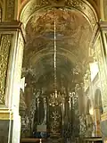 Candélabre devant les fresques de l'intérieur