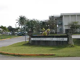 Pierres de latte décoratives devant l'université de Guam.