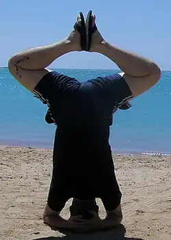 Variante du poirier dont la position des pieds est similaire à Baddha Konasana&nbsp;(en)