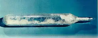 Hexafluorure d'uranium UF6 en ampoule scellée.