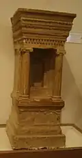 Naïskos de Thuburbo Majus au musée national du Bardo (première moitié du IIe&nbsp;siècle&nbsp;av. J.-C.).