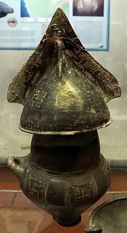 Urne cinéraire biconique avec couvercle en forme de casque, IXe-VIIIe siècle av. J.-C., provenant de Monterozzi (Fontanaccia), Tarquinia, Museo archeologico nazionale.