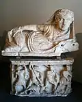 Urne funéraire en pierre d'albâtre - Groupe Anfora Liscia. Objet datant du IIe&nbsp;siècle&nbsp;av. J.-C. ; conservé au Musée du Vatican.