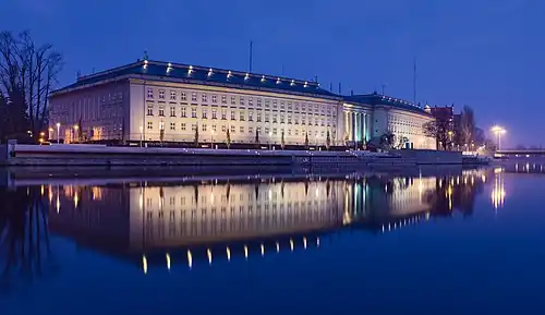 Budynek Urzędu Wojewódzkiego we Wrocławiu&nbsp;(pl), un bâtiment administratif de l'époque allemande, inspiré du bâtiment nazi Neue Reichskanzlei à Berlin. Mars 2016.