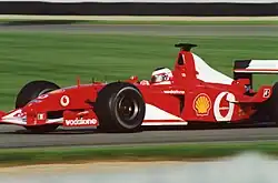 Photo d'une monoplace rouge en piste