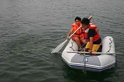 Dinghy moderne gonflable à rames.