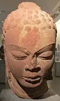 Tête de Buddha. Mathura, époque Gupta, v. 430-435, grès rose, H. 50&nbsp;cm. Musée Guimet