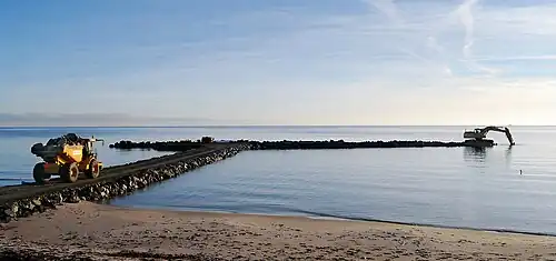 Un brise-lames en construction à Ystad dans le Sud de la Suède.
