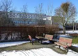 Le parc à l'est et l'hôpital en arrière-plan..