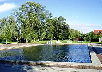 Le bassin de l'aire de jeux.