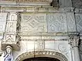 Décor au-dessus de la porte de droite.