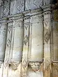 Niches sur le montant de droite du porche.