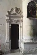 Porte d'escalier au début du bas-côté sud.
