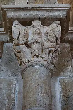 Chapiteau montrant le prêtre Eugène découvrant ses seins devant un juge et une femme.