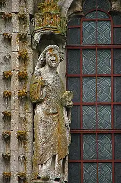 Saint Jean l'Évangéliste (1240–1250), calcaire, façade occidentale.