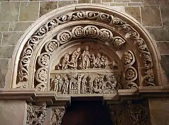 Tympan et voussures (1120–1140).Calcaire, nef, portail sud.