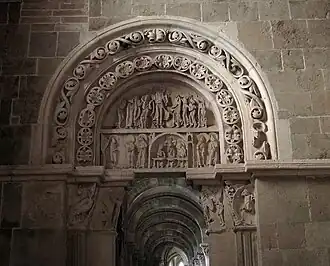 Le portail nord et bas-côté (1120–1140), calcaire, nef.