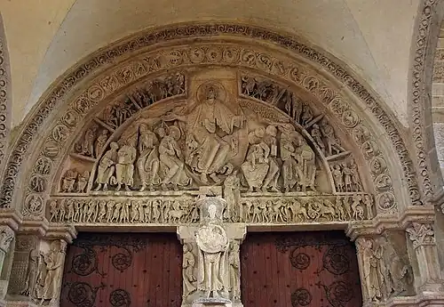 Tympan central du narthex de la basilique Sainte-Marie-Madeleine de Vézelay, de style roman, et sculpté vers 1125-1130.
