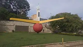La sculpture.