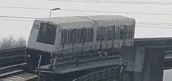 Vue d'une rame VAL 206 du métro de Lille sur un viaduc.
