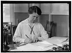 Un portrait de Van Kleeck au travail à un bureau occupé à la Fondation Russell Sage avant la Première Guerre mondiale.