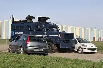 VIPG poussant des véhicules lors d'une présentation