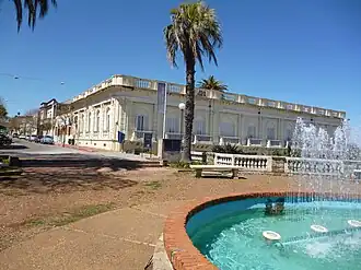 L'intendance départementale de Salto vue depuis le square F-D  Roosevelt  et, sur la gauche, début de la rue Uruguay.