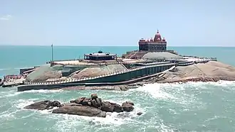 Le Mémorial du rocher de Vivekananda, également un centre religieux de la Mission Ramakrishna. Son style mêle l'architecture bengalie avec celle des temples du Tamil Nadu.