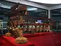 Orchestre du marquis Yi de Zeng . Bois et bronze, poids total 2&nbsp;500&nbsp;kg. Début des « Royaumes combattants ». Wuhan, Musée de la province du Hubei