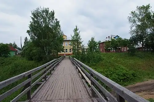 Pont au-dessus d'un ravin menant à la rédaction du journal local