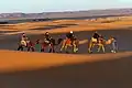 Touristes dans les dunes de Erg Chebbi. Janvier 2017.