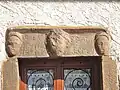 Linteau sculpté, dans le village.