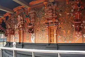 Peintures murales et sur les aisseliers de bois du sanctuaire circulaire. Temple de Vaikom. XVIe&nbsp;siècle