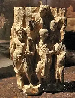 Vajrapani semblable à un Zeus portant un genre de pagne et un manteau (?). Musée Guimet.