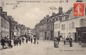 La rue principale à l'heure de sortie des ouvriers de l'usine.
