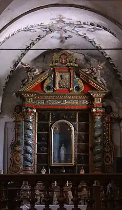 Retable du Rosaire du XVIIe siècle (des fresques, les plus anciennes du département, se trouvent derrière ce retable)