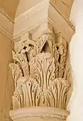 Chapiteau à feuillages.