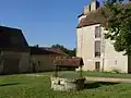 La cour d'honneur avec le puits et la tour de l'escalier.