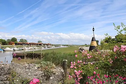 Vue du port et des cabanes de pêcheur.