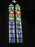Vitraux à côté de l'autel