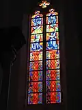 Vitraux à côté de l'autel