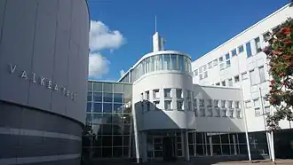 Valkea talo.