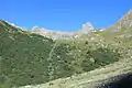 Vallée de Foran avec le torrent de l'Ormente. Au fond, les versants orientaux du roc de la Charbonnière (à gauche) et de la Pierra Menta (à droite) vus du sud, depuis la vallée.