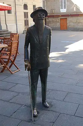 Statue de Valle-Inclán sur la place Méndez Núñez.