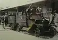 Voiture blindée de patrouille à jantes dépourvues de pneus.