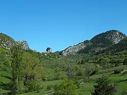 Le site et le village du Poil, vu du sud-est