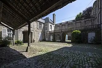 La cour intérieure.