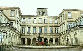 Château de Simiane - Façade sur la place Aristide-Briand.