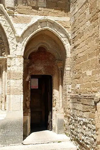 La porte de droite.