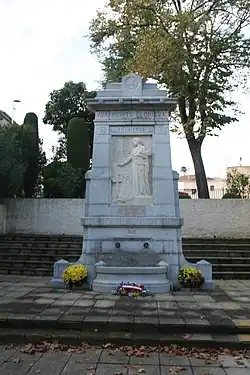 Monument aux morts du village, en face de la Marianne.